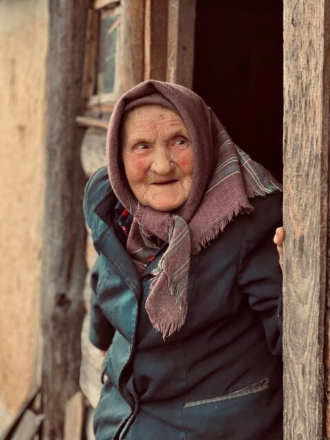My 1st Ukrainian grandma who stole my heart... ❤️❤️❤️ Grandma Sanya...She made her house...and has a hard life there with a close relative that takes over most of the house, leaving her to survive in very small quarters. Thank God for @maksim_dyomkin who cares for this dear babushka so tenderly. So grateful to @samantha_vom_cleff and @tull.wendy as well for THEIR hearts for the elderly that I got enveloped in. True compassion can be contagious...and I'm so glad I was struck with love for these precious ones...AND even more grateful that love spread to YOU who help care for now SEVENTY needy elderly in the Chernobyl region of Ukraine. ❤️😭👵🏻...They now all have firewood and their monthly package of provision because of generous you! May God continue to bless them and you! #goloveotherswell 🔥❤️🌏
