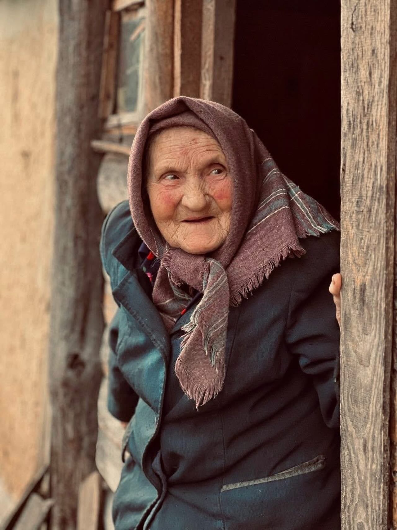 My 1st Ukrainian grandma who stole my heart... ❤️❤️❤️ Grandma Sanya...She made her house...and has a hard life there with a close relative that takes over most of the house, leaving her to survive in very small quarters. Thank God for @maksim_dyomkin who cares for this dear babushka so tenderly. So grateful to @samantha_vom_cleff and @tull.wendy as well for THEIR hearts for the elderly that I got enveloped in. True compassion can be contagious...and I'm so glad I was struck with love for these precious ones...AND even more grateful that love spread to YOU who help care for now SEVENTY needy elderly in the Chernobyl region of Ukraine. ❤️😭👵🏻...They now all have firewood and their monthly package of provision because of generous you! May God continue to bless them and you! #goloveotherswell 🔥❤️🌏